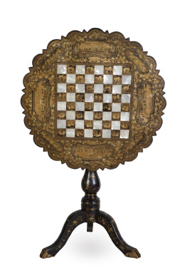 1012.  Mesa de juego en madera lacada sobre pies de trípode.Trabajo cantones para la exportación, mediados del S. XIX.