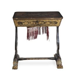 1016.  Costurero en madera lacada y dorada, decorada con arquitecturas.Trabajo cantonés para la exportación, h. 1830.