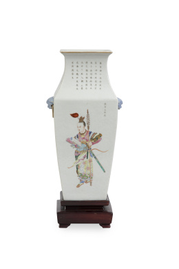 553.  Jarrón de porcelana esmaltada decorado con guerreros y caracteres.China, S. XIX.