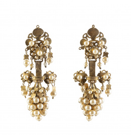 1.  Pendientes largos populares valencianos de pp. S. XX con grandes racimos de perlas de vidrio y motivos de hojas
