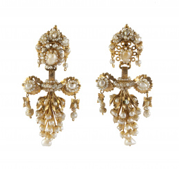 5.  Pendientes largos valencianos de rácimos de perlas de aljófar de varios tamaños y hojas de oro mate grabadas 