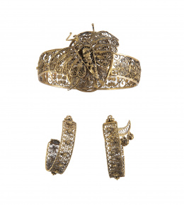 24.  Conjunto de pendientes y brazalete S. XIX de filigrana de plata dorada y calada con formas vegetales y mariposa en centro de brazalete