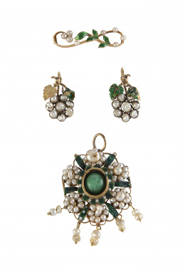 37.  Conjunto de pendientes, broche y colgante popular valenciano con rosetones de perlas aljofar entre hojas esmaltadas en verde