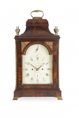 976.  Robert Best, h. 1783-1820.Reloj Bracket con caja de madera de caoba y aplicación de bronces dorados.Inglaterra, h. 1800.
