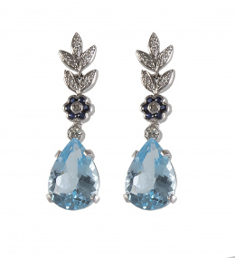 281.  Pendientes largos con topacios azules talla pera que penden de hojitas de brillantes y flor de zafiros
