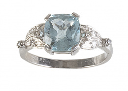 284.  Sortija con aguamarina cuadrangular con hojitas de brillantes a los lados