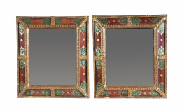 1102.  Pareja de espejos con marco de madera tallada, dorada y policromada de rojo y verde.Italia, h. 1800.