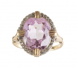 64.  Sortija oval años 30 con rosa de Francia orlada de diamantes y abrazada por garras en puntos cardinales