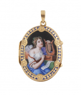 60.  Colgante portafotos oval pp. S. XIX con esmalte de dama con laud rodeado por trabajo calado a modo de marco