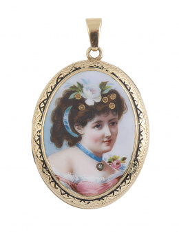 61.  Colgante portafotos oval S. XIX con retrato de dama en esmalte rodeada de marco grabado 