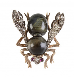 86.  Broche años 50 con diseño de abejorro, con cuerpo de piedra luna, alas de diamantes y ojos de rubí