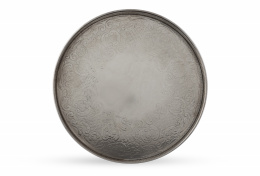 528.  Bandeja circular de plata de estilo inglés.Con etiqueta de Joyería Garaizar, Gran Vía, S. XX.