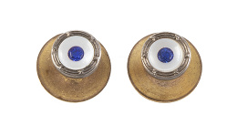 65.  Pareja de botones de pp. S. XX en metal dorado con nácar y piedras azules