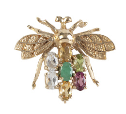 206.  Broche mosca con cuerpo de esmeralda y cuarzos de colores y alas con decoración calada