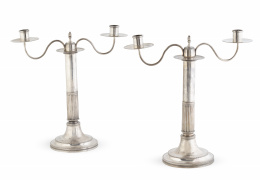 1083.  Pareja de candeleros de plata transformables en candelabros. Siguen modelos del S. XVIII.Con marcas de López, S. XX.