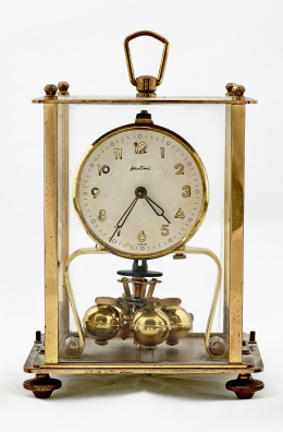 248.  Reloj de mesa BENTIMA en latón dorado con caja de cristal.