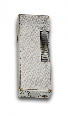 270.  Encendedor Dunhill plateado con decoración grabada en zig-zag.