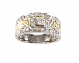 226.  Sortija con brillante central entre bandas de brillantes en montura gallonada en oro bicolor