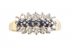 258.  Sortija con banda de zafiros entre dos bandas de brillantes