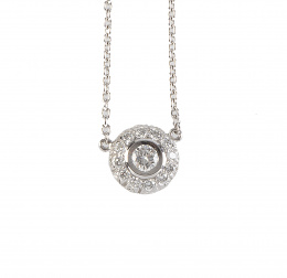 246.  Colgante YANES con brillante central orlado de brillantes con cadena de eslabón oval