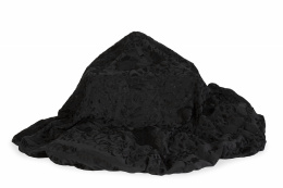 1182.  Mantón de "Manila" negro, con flores bordadas en hilos negros.