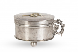 911.  Píxide neoclásico de plata, con restos de plata dorada.h. 1800.