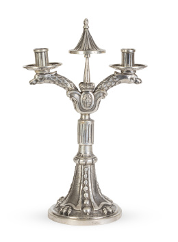 1080.  Candelabro de dos brazos de luz de plata, con el escudo de España.Córdoba, S. XIX.
