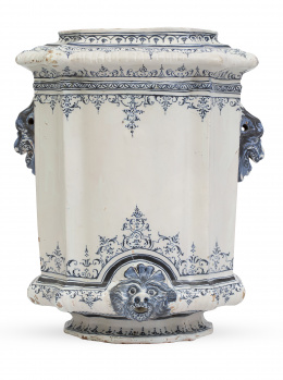 1084.  Aguamanil de cerámica esmaltada en azul y blanco de la serie Berain.Primera época, Alcora, (1727 - 1749).
