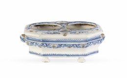 1087.  Convoy para vinajeras de cerámica esmaltada en azul de cobaltoAlcora, primera época (1735-1760).