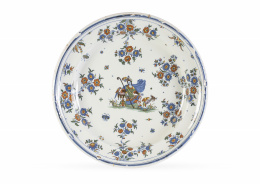 1085.  Plato de cerámica esmaltada de la serie de chinescos.Alcora, primera época (1735-1760).