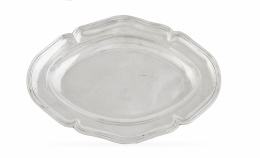 901.  Bandeja Carlos III de plata con borde ingletado y de forma oval. Con marcas.Jean Fauquet, Madrid 1775.