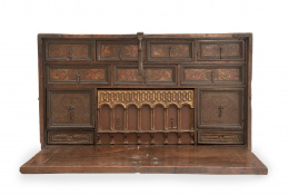 1067.  Bargueño de madera de nogal con decoración policromada.Castilla, S. XVII.
