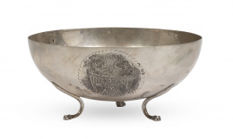 1078.  Cuenco con pies de trípode, con cartelas grabadas una de ellas con águila bicéfala.Méjico, S. XIX.