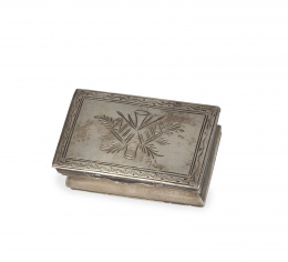 904.  Caja de rapé fernandina con decoración grabada en la tapa.Diego de la Vega y Torres, M. Austria, Córdoba 1816.