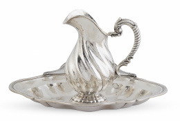 898.  Bacía Carlos III de plata en su color y jarro Carlos IV de plata en su color. Con marcas.El jarro Martínez, Córdoba, 1791.La bacía, Martínez y Santa Cruz Córdoba, 1786.