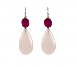247.  Pendientes largos con rubíes de talla oval y gran gota colgante de cuarzo rosa, encabezados por brillantes