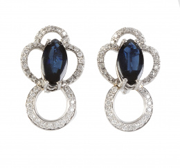 255.  Pendientes de brillantes que dibujan ondas con centro de zafiros con talla de cabuchón ojival