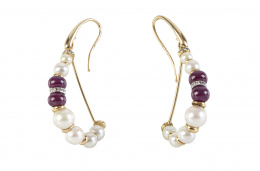 225.  Pendientes largos con arcos de perlas combinadas con rubíes esféricos y brillantes 