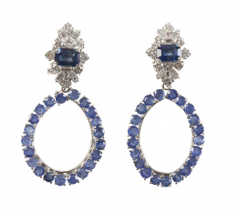 256.  Pendientes con diseño de aro de zafiros que pende de zafiro talla esmeralda, rodeado por diamantes talla baguette y brillantes