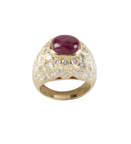 228.  Sortija bombée con cabuchón de rubí central y diamantes talla princesa engastados en marcos romboidales