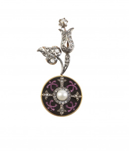 299.  Pendentif S. XIX con círculo de esmalte con perla fina central y diamantes, que pende de dos ramas de diamantes