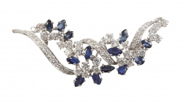 254.  Broche de brillantes y zafiros engastados a diferentes alturas y combinados con cintas de brillantes
