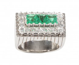 259.  Sortija de frente rectangular con tres esmeraldas de intenso color y talla carré rodeados de diamantes talla princesa