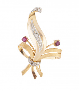 227.  Broche años 50 con diseño de ramo de cintas de diamantes y rubíes de talla rectangular en oro liso y mate