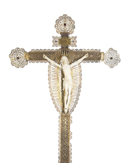 526.  Cristo Expirante.Marfil tallado y cruz de madera y metal dorado.Escuela indo-portuguesa, S. XVIII.