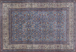 577.  Alfombra en lana y seda con campo en azul