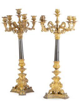 1144.  Pareja de candelabros de cinco brazos de luz de bronce dorado y pavonado.Francia, segunda mitad del S. XIX.