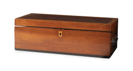 1202.  Caja escritorio de viaje de madera de caoba y limoncillo.Inglaterra, primer cuarto del S. XIX.