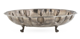 732.  Centro de plata sobre patas de garra sobre bola.López, Madrid, mediados del S. XX.