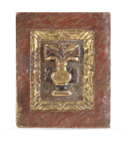 634.  Relieve de madera tallada, policromada y dorada con jarrón de flores.Castilla, S. XVII.